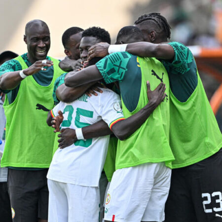 Le Sénégal entame la défense de son titre avec une victoire confortable de 3-0 contre la Gambie.