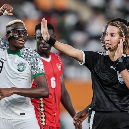 L’arbitre marocaine Bouchra Karboubi entre dans l’histoire en devenant la première femme arabe à arbitrer un match de l’AFCON