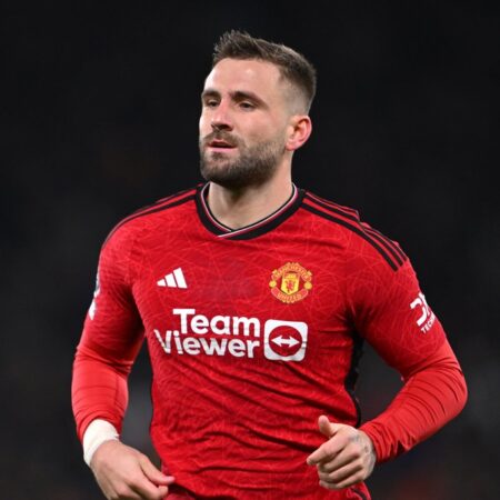 Luke Shaw, joueur de Manchester United, sera absent pendant trois mois