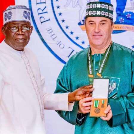 Le président du Nigeria offre des appartements et des terrains aux joueurs de José Peseiro.